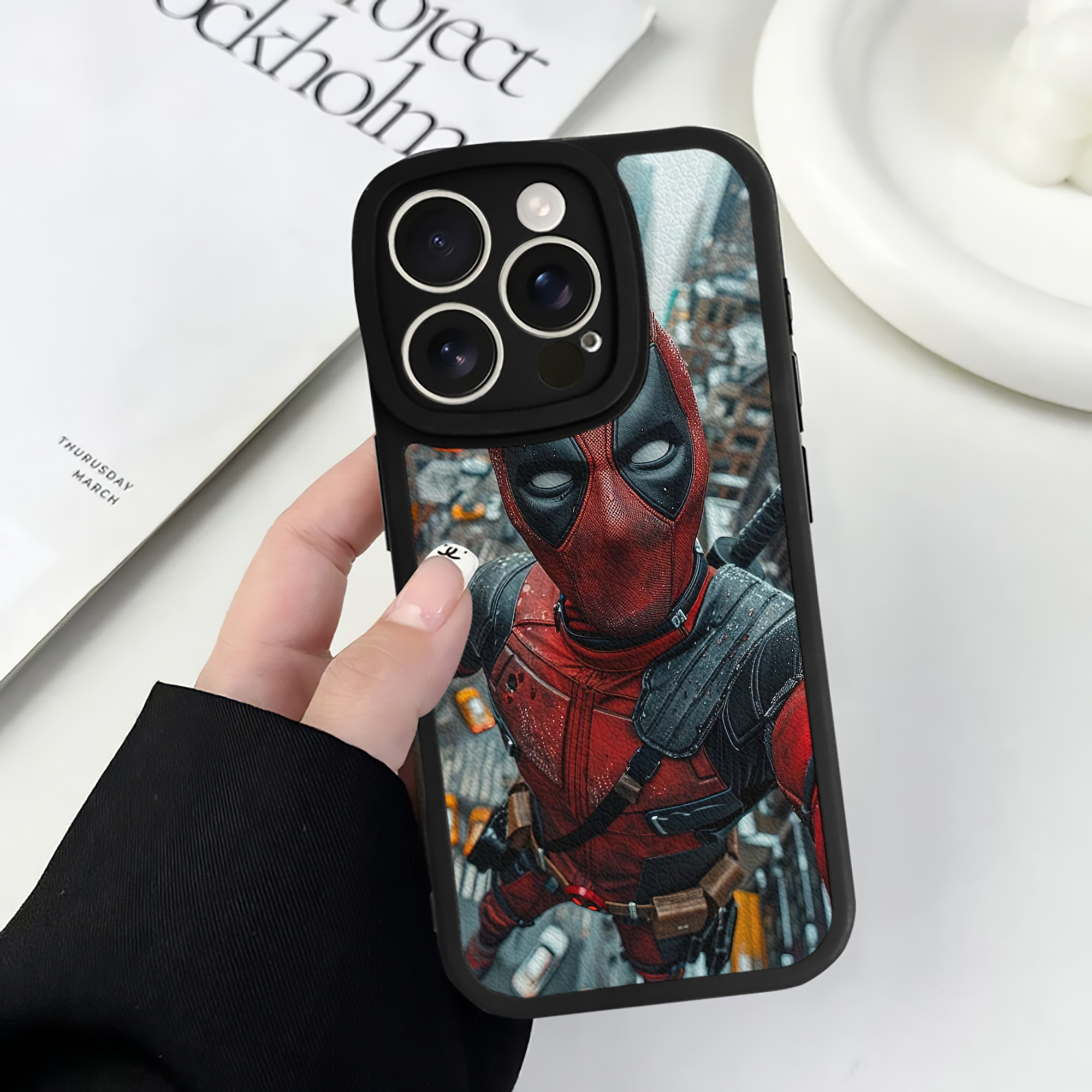 （画像用） Deadpool デッドプール 【iPhone 16シリーズ対応】シリコンスマホケース（レザー調） 材質：シリコン